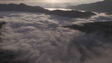 Luftaufnahme-Eines-Filmischen-Nebels-In-Der-Stieglitzschlucht