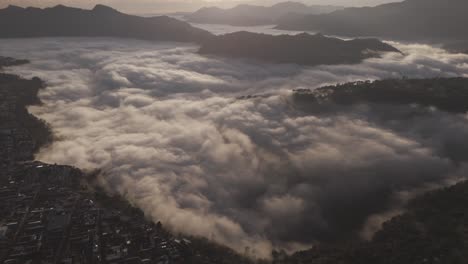 Vista-Aérea-Del-Barranco-De-Los-Jilgueros,-Zacatlán-Con-Niebla