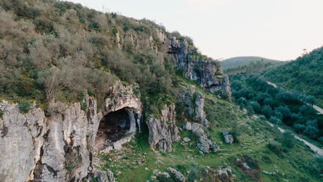 Buracas-Tal-In-Portugal,-Große-Höhle,-Rückwärts-Zeitlupen-Drohnenaufnahme