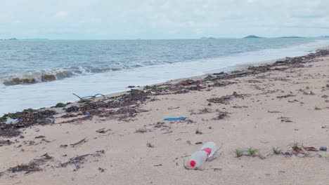 Plastikmüll-Im-Meer-Wird-An-Einen-Abgelegenen-Strand-Im-Hohen-Norden-Australiens-Gespült