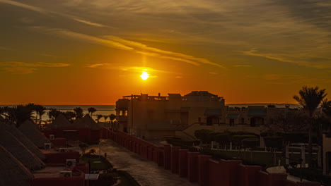 Goldener-Sonnenaufgang-Am-Morgen-über-Dem-Roten-Meer,-Blick-Vom-All-Inclusive-Resort