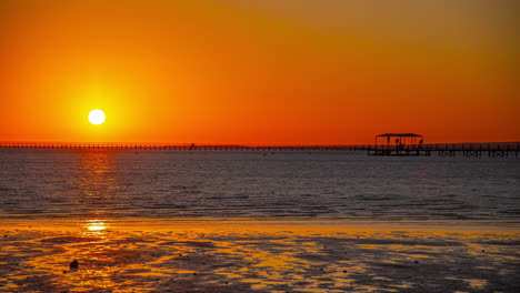 Lapso-De-Tiempo-Naranja-Amanecer-Gran-Sol-Sobre-Agua-De-Mar-Playa-De-Arena-Relajante-Lugar-Exótico