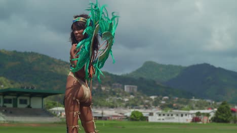 Inmitten-Der-Tropischen-Pracht-Der-Karibischen-Landschaft-Von-Trinidad-Verleiht-Ein-Junges-Mädchen-Im-Karnevalskostüm-Der-Szene-Lebendige-Farbe