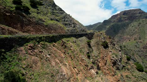 Insel-La-Gomera,-Spanien:-Eine-Luftaufnahme-Einer-Kurvenreichen-Straße,-Die-Sich-Durch-Hohe-Berggipfel-Schlängelt,-Spanien