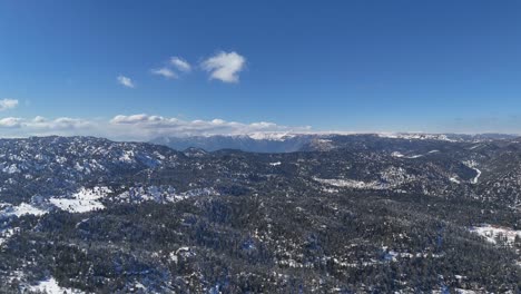 Paisaje-Con-Vista-De-Drones-Tomado-En-Invierno,-Tierra-Cubierta-De-Nieve