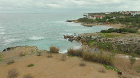 Día-Nublado-Con-Olas-Tormentosas-En-La-Playa-De-Paralimni,-Chipre