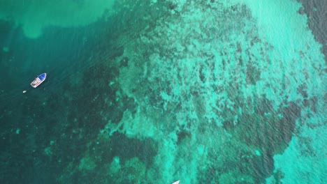 Gelassene-Luftaufnahme-Von-Booten-Im-Meer-Mit-Korallenriff,-Nach-Oben-Geneigtes-Bild-Zeigt-Das-Dorf-Los-Roques