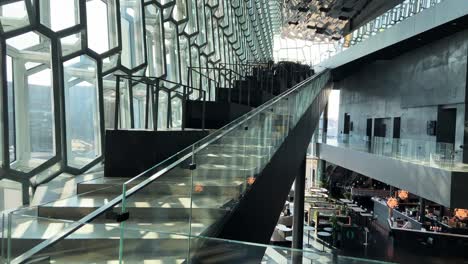 Interior-De-La-Sala-De-Conciertos-Harpa-Y-Del-Centro-De-Conferencias-Con-Escalera-Vacía