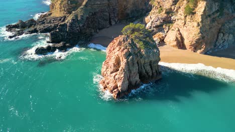 Acantilados-De-Rocas-En-Medio-Del-Mar-Mediterráneo,-Playa-Virgen-Azul,-Paraíso-Turquesa-Tamariu-Begur