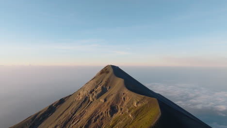 Luftaufnahme:-Flug-Direkt-Auf-Den-Aktiven-Vulkan-Fuego-In-Guatemala-Bei-Sonnenaufgang