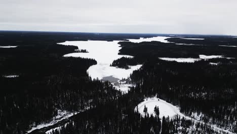 Un-Zoom-Lento-Hacia-Afuera-4k-Toma-Aérea-De-Drones-Del-Medio-Ambiente-Hito-Pisew-Kwasitchewan-Falls-Cascada-Parque-Provincial-Cerca-De-Thompson-Manitoba-Paisaje-ártico-Norte-De-Canadá