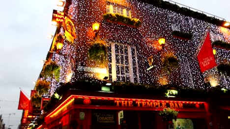 Busy-crowded-street-outside-The-Temple-Bar-tourist-attraction