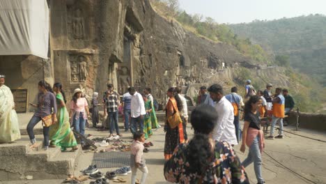 Turistas-En-Las-Cuevas-De-Ajanta,-Monumentos-Rupestres-Budistas-Excavados-En-La-Roca.