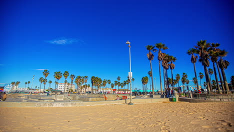 Zeitraffer-Von-Menschen-Im-Venice-Beach-Skatepark-Im-Sonnigen-Los-Angeles,-USA
