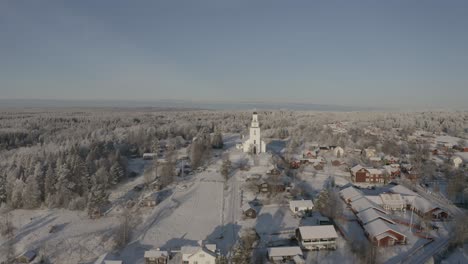 Drohnenaufnahme-Einer-Kirche-Im-Schwedischen-Winterwald