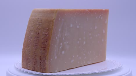 Italienischer-Parmigiano-Reggiano-Käse-Mit-Käsemesser,-Das-Auf-Einem-Drehteller-Rotiert