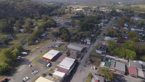 Aerial-establishing-shot-of-the-small-American-city-of-Lynchburg,-TN