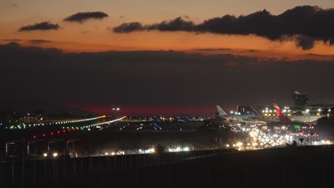 Vista-Del-Avión-Aterrizando-En-El-Aeropuerto-Juan-Santa-María-Al-Atardecer.