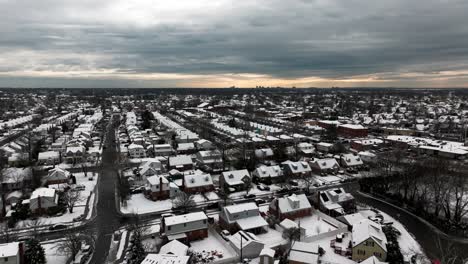 Una-Vista-Aérea-De-Un-Barrio-Suburbano-Después-De-Que-Nevó