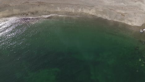 Luftaufnahme-über-Dem-Wasser,-Die-Einen-Strand-Auf-Moresby-Island,-Columbia,-Kanada-Zeigt