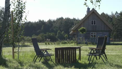 Schlepptau-Leeren-Sessel-Draußen-In-Gemütlicher-Lage-Holzhaus-Hütte