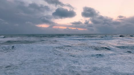 Vik-Black-Beach-Drohne-Fliegt-Rotierend-In-Richtung-Meer-Island