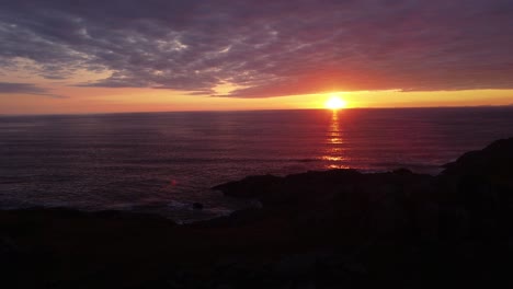Leuchtend-Roter-Sonnenuntergang-über-Dem-Meer-Auf-Der-Insel-Coll,-Hebriden,-Schottland