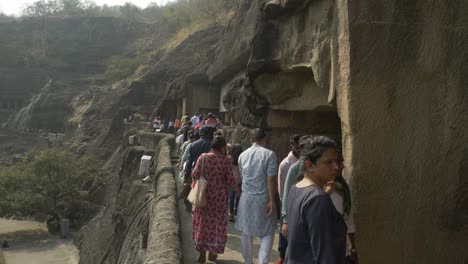 Touristenmenge-In-Den-Mittelalterlichen-Ajanta-Höhlen