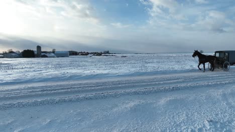 Amish-Pferd-Und-Buggy-Vorbei-Auf-Schneebedeckten-Straßen-In-Ländlichen-Gegenden-Der-USA-Im-Winter