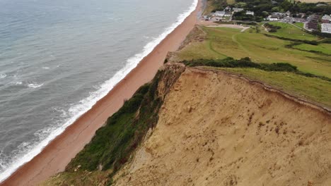 Luftaufnahme-Eines-Großen-Küstensteilufers-Mit-Seatown-Beach-Küste-Im-Hintergrund