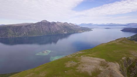 Antena-De-Montañas-Y-Fiordos-En-Noruega