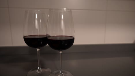 Dos-Copas-De-Vino-Tinto-Preparadas-Para-Una-Cita-Nocturna,-4k