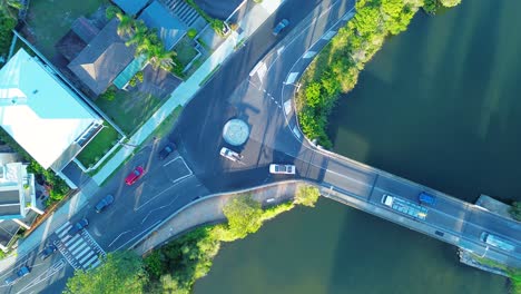 Drones-Vehículos-Aéreos-Tráfico-Conduciendo-A-Través-Del-Puente-Rotonda-En-Una-Calle-Concurrida-Ciudad-Rural-Infraestructura-Del-Puente-Terrigal-Costa-Central-Wamberal-Australia