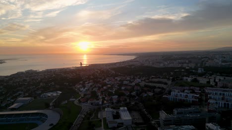 Hermosa-Puesta-De-Sol-Y-Un-Cielo-Nublado-En-Un-Paisaje-Costero