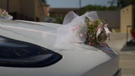 Zeitlupenaufnahme-Von-Floralen-Hochzeitsdekorationen,-Die-Im-Wind-Eines-Autos-Wehen