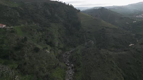 Nebenfluss-Des-Flusses-Lamego-Inmitten-Von-Hügeln,-Portugal---Luftaufnahme