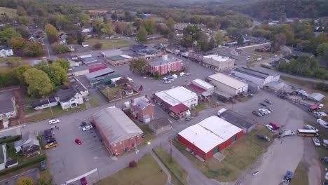 Aerial-establishing-shot-of-the-city-hall-in-Lynchburg,-TN