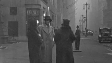 Un-Grupo-De-Amigos-Reunidos-En-La-Acera-Del-Centro-De-Nueva-York-En-Los-Años-1930.