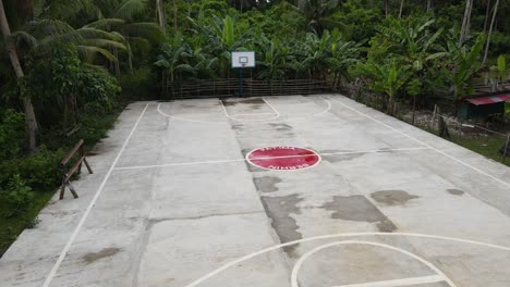Luftdrohne-Fliegt-über-Basketballplatz-Rund-Um-Grünen-Dschungel-Auf-Den-Philippinen