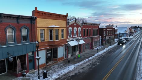 Amerikanisches-Kaffeehaus-Und-Geschäfte-Im-Zentrum-Einer-Kleinen-Amerikanischen-Stadt