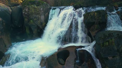 Ein-Noveira-Wasserfall,-Der-Durch-Felsbrocken-In-Mazaricos,-Spanien-Stürzt