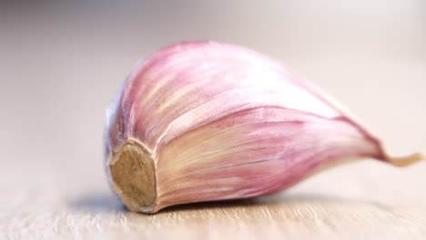 garlic-coming-in-front-of-camera-shallow-focus-depth-of-field-weird-close-up