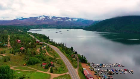 Hermoso-Lago-De-Montaña-Con-Laderas-Rodantes-Al-Fondo