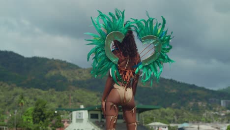 Ein-Junges-Mädchen-Im-Karnevalskostüm-Bewegt-Sich-Anmutig-Inmitten-Der-Tropischen-Schönheit-Der-Karibischen-Küste-Trinidads