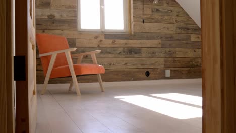 Kamera-Dia-Auf-Gemütlichen-Orangefarbenen-Sessel-Zimmer-Fenster-Licht-Und-Schatten