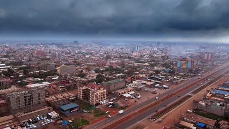 Dunkler-Bewölkter-Himmel-über-Einer-Geschäftigen-Stadt-In-Kenia,-Ostafrika