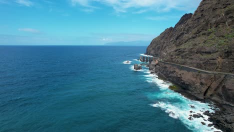 Die-Schönheit-Der-Insel-La-Gomera:-Ein-Blick-Aus-Der-Luft-Auf-Die-Beeindruckende-Küstenlinie