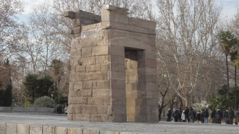 Puerta-Al-Templo-De-Debod-En-Madrid-Monumento-Egipcio-En-La-Capital-De-España