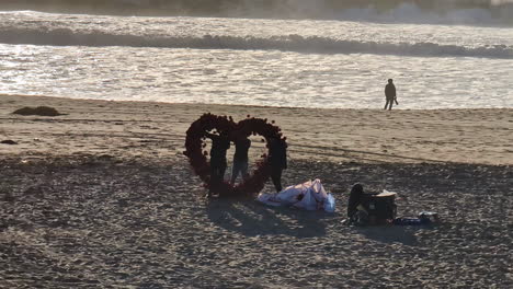 Hochwinkelaufnahme-Eines-Herzförmigen-Blumentors,-Das-Am-Vorabend-Des-Valentinstags-In-Manhattan-Beach,-Kalifornien,-USA,-Während-Der-Abendzeit-Vorbereitet-Wurde