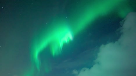 Nordlichter-Bewegen-Sich-Am-Himmel